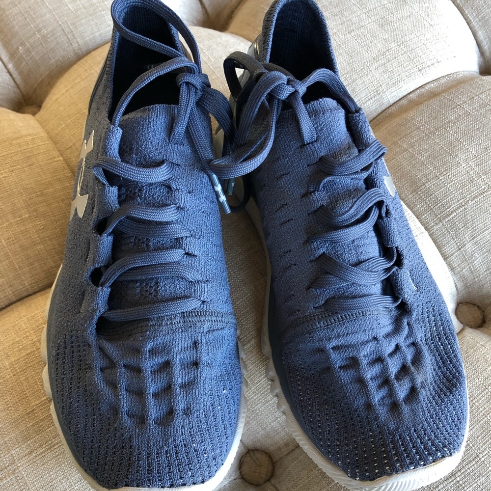 Tennis shoes